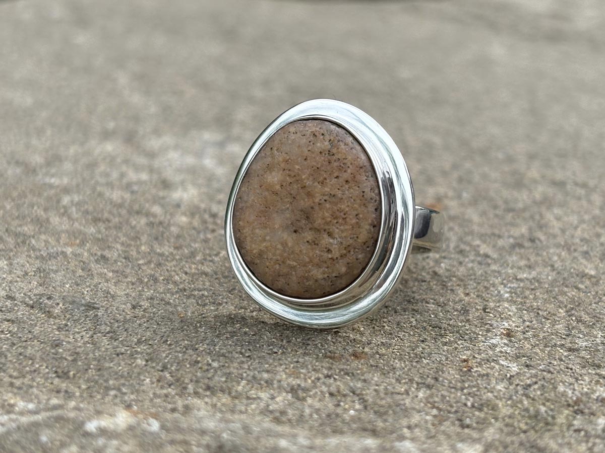 Aurelia – Silberring mit Strandstein