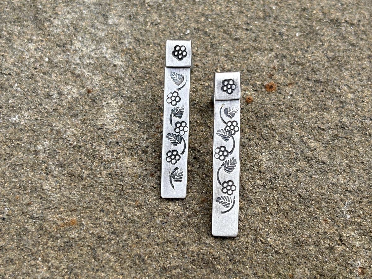 Dana – längliche Ohrstecker aus Silber mit Blumen